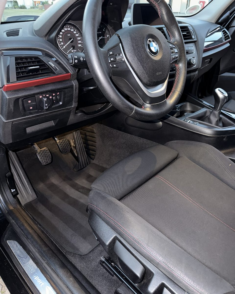 BMW-Fahrerseite nach der Aufbereitung: sauberer Fußraum und gereinigter Sitz